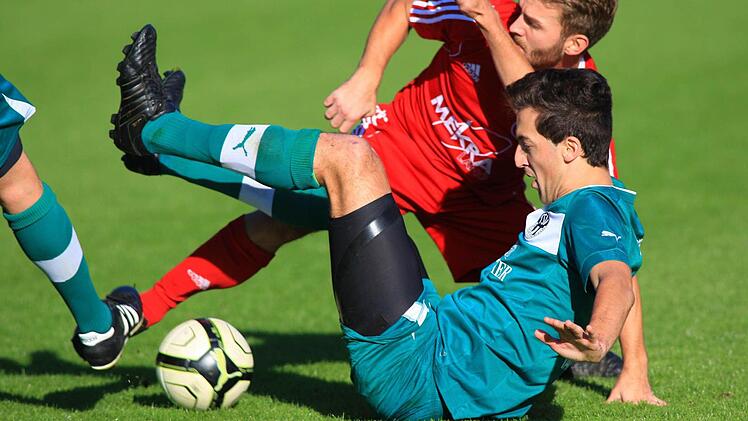 Ganz klar vor der Linie: Der Zweikampf zwischen dem Neudrossenfelder Steffen Taubenreuther (TSV Neudrossenfeld) und Gerhard Strobel vom FSV Stadeln (rotes Trikot) ist eindeutig außerhalb des Strafraums. Der Schiedsrichter hat bei seinem Elfmeterpfiff in der 77. Minute den Tatort in den Sechzehner verlegt. Foto: Wolfgang Behrndt