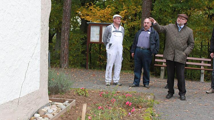 Bürgermeister Robert Herrmann (rechts) erläuterte den Mitgliedern des Bauausschusses die Probleme mit Eberns Käpelle.Foto: Katharina Becht
