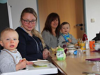 Einmal im Monat treffen sich Familien aus Bad Brückenau zum gemeinsamen Frühstück im evangelischen Gemeindehaus. Lukas (vorne) und dem kleinen Lauro (hinten) schmeckt's sichtlich. Foto: Ulrike Müller