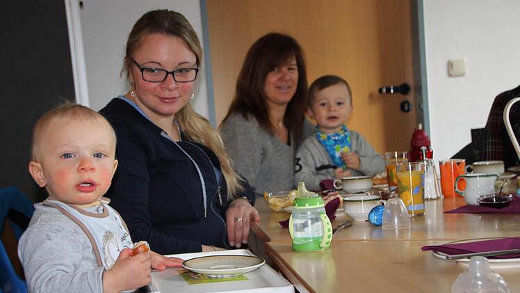 Einmal im Monat treffen sich Familien aus Bad Brückenau zum gemeinsamen Frühstück im evangelischen Gemeindehaus. Lukas (vorne) und dem kleinen Lauro (hinten) schmeckt's sichtlich. Foto: Ulrike Müller