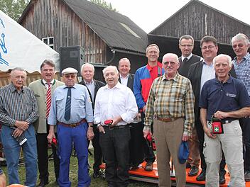 Die Gründungsmitglieder der Bergwacht Kulmbach-Obermain (vorne von links) Rudolf Krusche, Alfred Zapf, Helmut Pausch, Dieter Dietz und Erich Bauer mit den Offiziellen. Foto: Stephan Stöckel