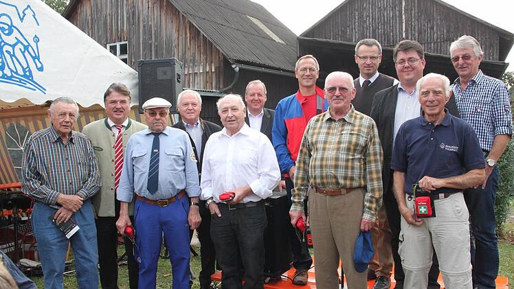 Die Gründungsmitglieder der Bergwacht Kulmbach-Obermain (vorne von links) Rudolf Krusche, Alfred Zapf, Helmut Pausch, Dieter Dietz und Erich Bauer mit den Offiziellen. Foto: Stephan Stöckel