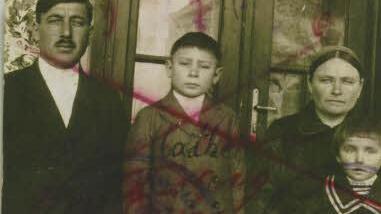 Dieses Foto aus den 1930er-Jahren stammt aus dem Album von Theresia Kessler. Darauf ist sie mit ihren Eltern und dem Bruder abgebildet. Während des Zweiten Weltkrieges diente es der Familie als Ausweis. Davon zeugen verschiedene Schriften und sogar ein Stempel, die undeutlich darauf zu erkennen sind. Foto: Archiv Kesslerder