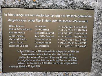 Diese Gedenktafel erinnert an die sieben jungen Soldaten, die kurz vor Kriegsende noch bei Effeltrich fielen. Foto: Franz Galster