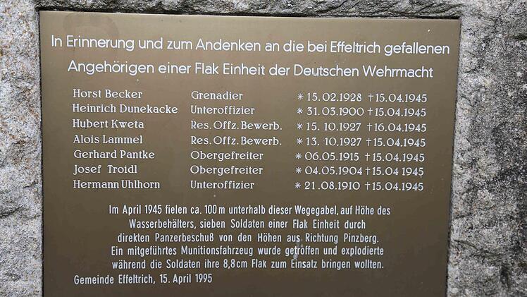 Diese Gedenktafel erinnert an die sieben jungen Soldaten, die kurz vor Kriegsende noch bei Effeltrich fielen. Foto: Franz Galster