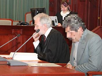 Der angeklagte Messerstecher von Bad Berneck - hier zusammen mit seinem Verteidiger, Rechtsanwalt Jürgen Koch aus Bayreuth - zeigt sich im Prozess vor dem Landgericht Bayreuth zerknirscht und reumütig. Foto: Stephan Tiroch