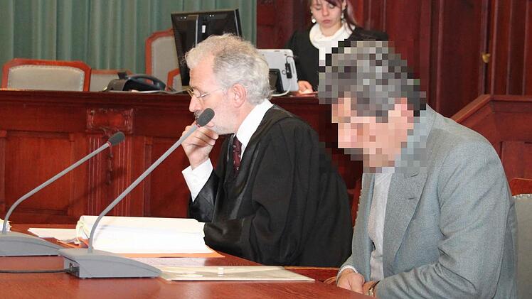 Der angeklagte Messerstecher von Bad Berneck - hier zusammen mit seinem Verteidiger, Rechtsanwalt Jürgen Koch aus Bayreuth - zeigt sich im Prozess vor dem Landgericht Bayreuth zerknirscht und reumütig. Foto: Stephan Tiroch