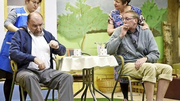 Aufopferungsvoll bemühen sich Irmtraud Dürr (Sonja Helas - links) und Rosemarie Aumüller (Brigitte Lutz - rechts) um ihre Ehemänner Ernst-Wolfgang (Norbert Weiglein - links) und Hans-Peter (Christian Thein - rechts), um sie bei guter Laune zu halten.