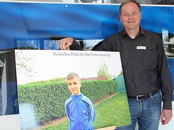 Damit der achtjährige Christian aus Rumänien in Nürnberg operiert werden kann, sammelt Helmut Zolleis Spenden. Foto: Andreas Oswald