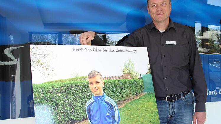 Damit der achtjährige Christian aus Rumänien in Nürnberg operiert werden kann, sammelt Helmut Zolleis Spenden. Foto: Andreas Oswald