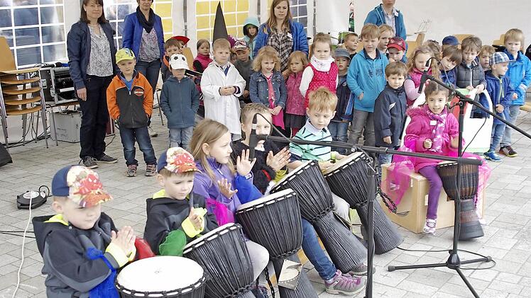 Auch die Vorschulkinder aus dem Kindergarten St. Josef integrierten sich vor "großem Publikum" mit einem Song und als Trommler in den Festakt.  Foto: Winfried Ehling