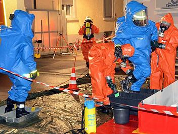 Geborgene Chemikalien werden verpackt. Foto: Peter Rauch