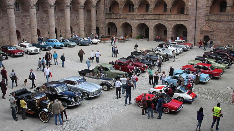 Edles Blech in geschichtsträchtiger Umgebung: Im Schönen Hof der Plassenburg sind am Samstag zahlreiche Oldtimer zu sehen.