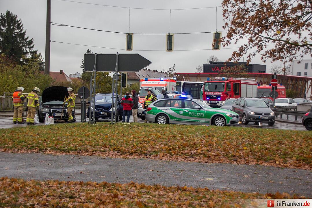 Kollision nach mutmaßlichem Rotlichtverstoß – Eine Person schwer verletzt