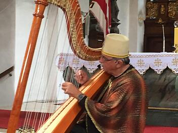 Dieter Rieß nahm mit Stimme und Harfe die Zuhörer in Legenden und Märchen mit. Foto: Regina Rinke