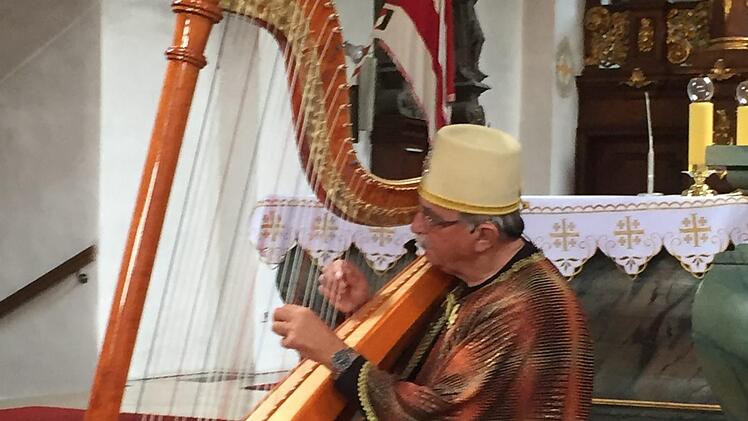 Dieter Rieß nahm mit Stimme und Harfe die Zuhörer in Legenden und Märchen mit. Foto: Regina Rinke
