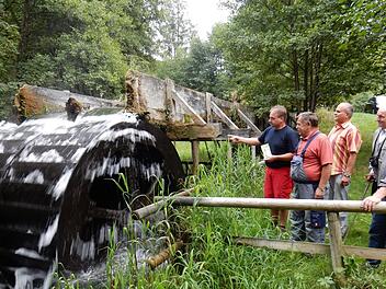 Am Wasserkraftwerk zwischen Egloffstein und Mostviel. 1000 Liter laufen in der Sekunde über das Rad. Foto: Reinhard Löwisch