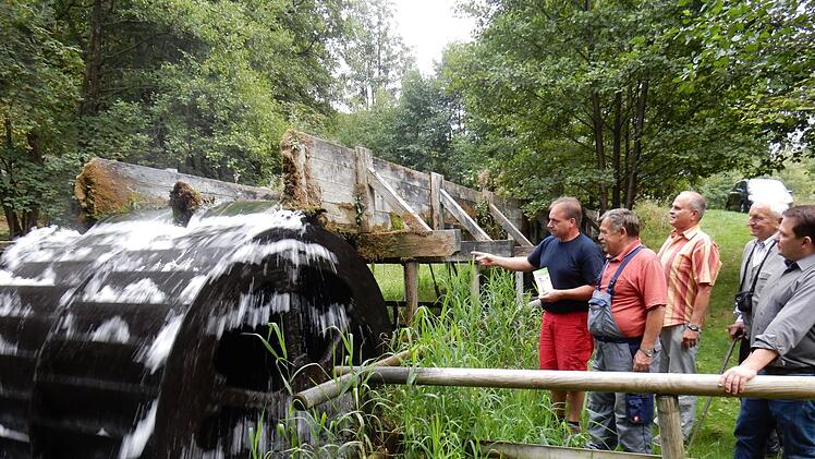 Am Wasserkraftwerk zwischen Egloffstein und Mostviel. 1000 Liter laufen in der Sekunde über das Rad. Foto: Reinhard Löwisch