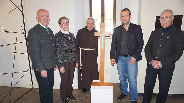 Eröffnung der neuen Ausstellung im Bruder-Franz-Haus zum Thema "Passion, Kreuz und Erlösung". Das Bild zeigt von links: Landrat Thomas Habermann, Monika Baumann, Pater Martin Domogalla, Klaus Metz und Günter Metz.  Fotos: Marion Eckert