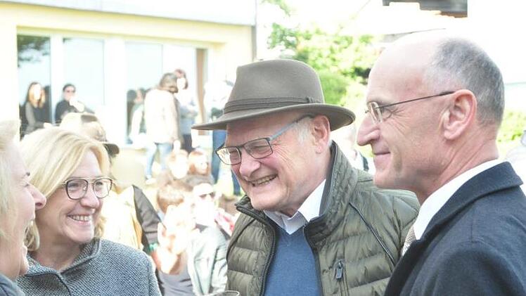 Hatten gut lachen: Landrat Wilhelm Schneider (rechts) und der Vorsitzende der Hofheimer Allianz, Bürgermeister Wolfgang Borst, mit ihren Frauen.