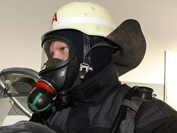 Die Feuerwehr betrat die Wohnung der mit einer unbekannten Substanz attackierten Familie in Unterfranken mit Atemschutz. Symbolbild: Barbara Herbst