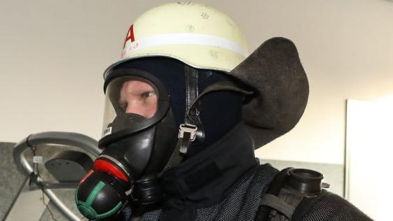 Die Feuerwehr betrat die Wohnung der mit einer unbekannten Substanz attackierten Familie in Unterfranken mit Atemschutz. Symbolbild: Barbara Herbst