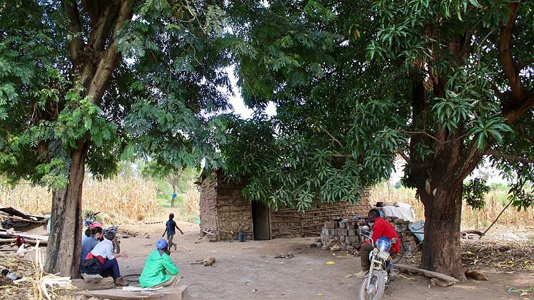 Die Partnerorganisation von "Nafasi"  hat mit Volontären für eine obdachlose Familie ein Haus gebaut. Zuvor lebte die Familie unter einem Mangobaum (rechts).