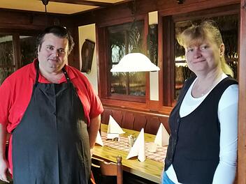 Das griechische Wirtepaar Mariana Kovalenko (Service) und Lampros Theodorou (Koch) freut sich auf die Gäste in der Alten Brauerei. Foto: Sigismund von Dobschütz