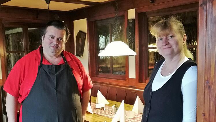 Das griechische Wirtepaar Mariana Kovalenko (Service) und Lampros Theodorou (Koch) freut sich auf die Gäste in der Alten Brauerei. Foto: Sigismund von Dobschütz