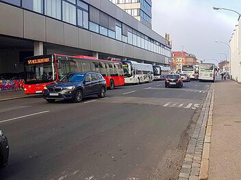 In der Ludwigstraße vor dem Atrium (rechts) und der ehemaligen Post (links) soll eine Interimslösung für den Regionalen Omnibusbahnhof geprüft werden.  Foto: Landratsamt