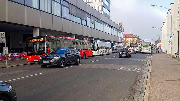 In der Ludwigstraße vor dem Atrium (rechts) und der ehemaligen Post (links) soll eine Interimslösung für den Regionalen Omnibusbahnhof geprüft werden.  Foto: Landratsamt