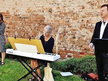 Mit Werken bekannter Komponisten begeisterten (von rechts) Tenor Martin Fösel, Pianistin Gudrun Treutlein und Rebekka Wagner (Violine) beim Balkon-, Terrassen- und Wiesenkonzert der Projektgruppe „In der Heimat wohnen“.