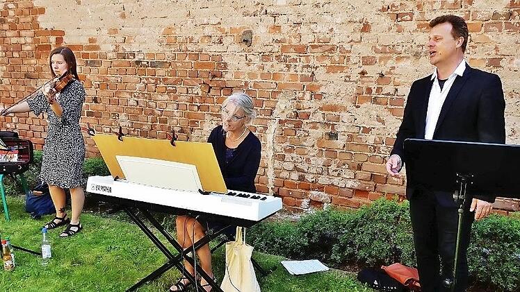 Mit Werken bekannter Komponisten begeisterten (von rechts) Tenor Martin Fösel, Pianistin Gudrun Treutlein und Rebekka Wagner (Violine) beim Balkon-, Terrassen- und Wiesenkonzert der Projektgruppe „In der Heimat wohnen“.