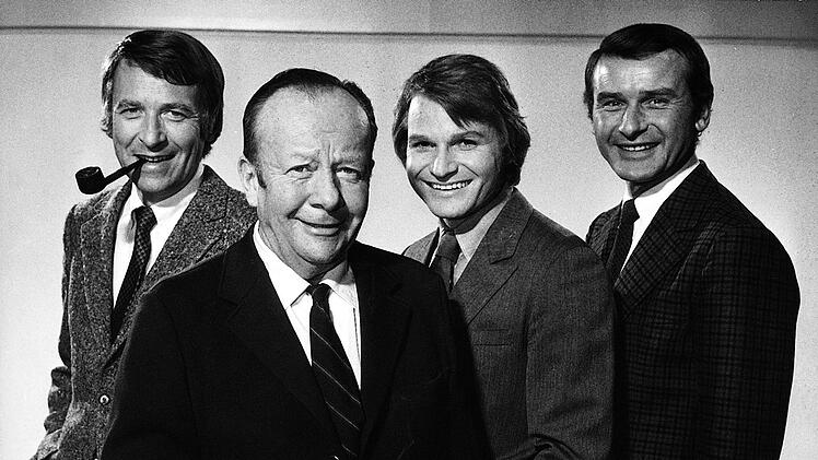 darf beim Thema ZDF-Kultkrimi nicht fehlen: Erik Ode (zweiter von links) als "Der Kommissar" Herbert Keller, hier mit den Kollegen Grabert (Günther Schramm, links), Keller (Erik Ode), Klein (Fritz Wepper, zweiter von rechts) und Heines (Reinhard Glemnitz).