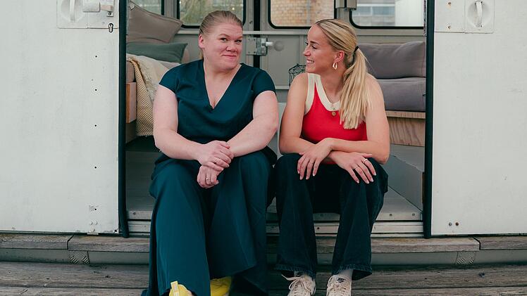 Schauspielerin Gisa Flake (rechts) mit DFB-Starkickerin Giulia Gwinn: Was tut man, wenn man sich innerlich ausgebrannt fühlt? An welchen Warnsignalen erkennt man, dass sich der Druck des Leistungssports ungesund auf einen auswirkt?