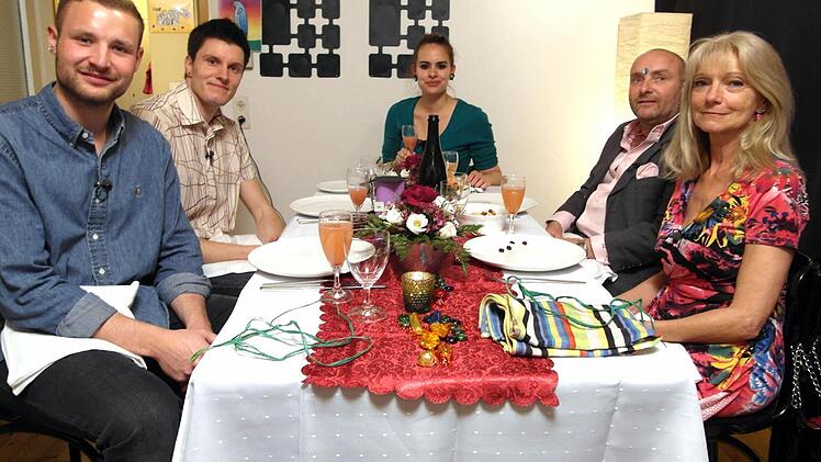 Sie wetteifern beim "Perfekten Dinner" aus Bamberg um den Gruppensieg: (v.l.) Carsten, Alexander, Catalina, Ronald und Vera. Foto: Vox/ITV Studios