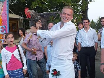 Dominik Seeberger präsentiert stolz den Hahn, der dem "Geeger rausschlog'n" seinen Namen gegeben hat. Fotos: Manfred Welker