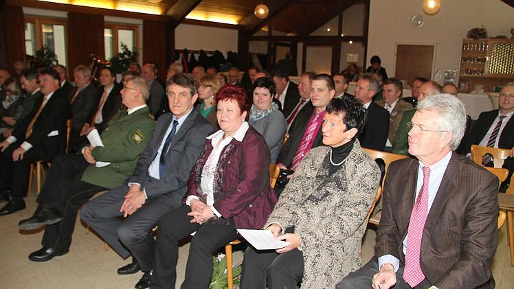 Der Saal des katholischen Pfarrheims war bei der Feier für die Polizeibeamten voll besetzt. Foto: Sonja Adam