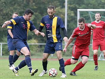 Der Gaustadter Spielertrainer Frank Grassl wird bei der Ballannahme von seinem Teamkollegen Maxi Nöth abgeschirmt, sodass der Vierether Tim Makron (r.) keine Chance hat, an das Leder zu kommen.  Fotos: sportpress