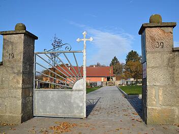 .Der Frauenrother Friedhof ist erst vor kurzem saniert worden. Schon von außen ist der neue Mittelgang des Frauenrother Friedhofs sichtbar. Foto: Kathrin Kupka-Hahn