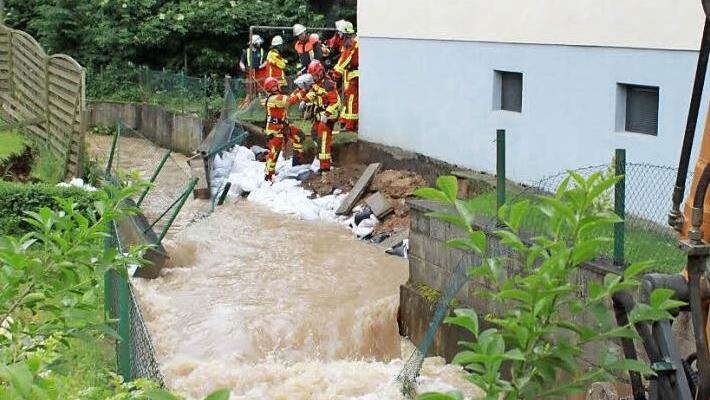 In Breitengüßbach drohte das Fundament eines Wohnhauses unterspült zu werden. Foto: Hans Kurz