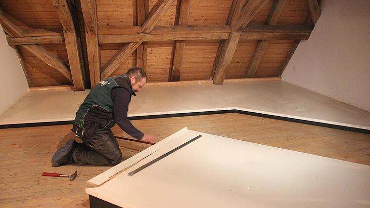 Die Podeste, auf denen die ganze Zeit Ausstellungsstücke standen, werden abgebaut.