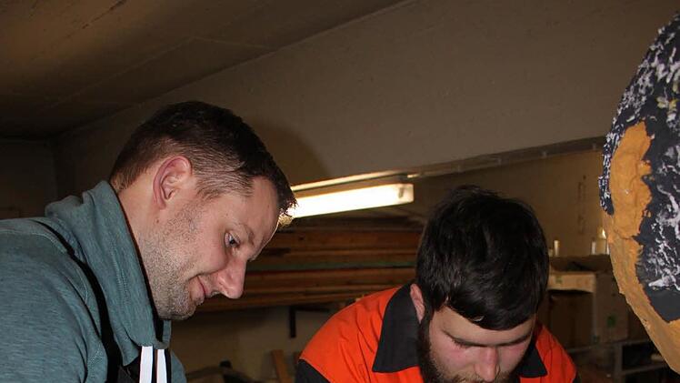 Die Armhaltung des Pappmaché-Bürgermeisters ist noch nicht perfekt. Simon Gerstenkorn und Timo Hohnhausen korrigieren sie.Foto: Katharina Becht