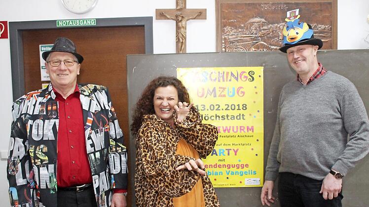 Günter Schulz, Susanne Gabler und Gerald Brehm (von links) warfen sich schon einmal vorab in ihre Faschingskostüme.  Foto: Yannick Hupfer
