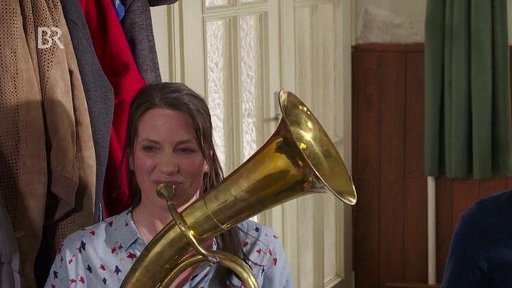Nach Trockenübungen am Horn war Ulrike Mahr für ihre Serienfigur gerüstet.  Screenshot: Bayerischer Rundfunk