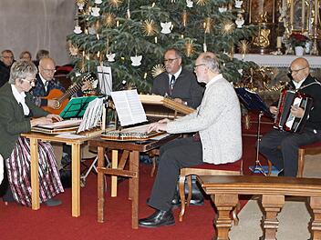 Die Stubenmusik Rothenkirchen spielte unter der Leitung von Hans Konrad einige Weihnachtliche Weisen.  Foto: Michael Wunder
