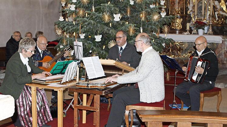 Die Stubenmusik Rothenkirchen spielte unter der Leitung von Hans Konrad einige Weihnachtliche Weisen.  Foto: Michael Wunder