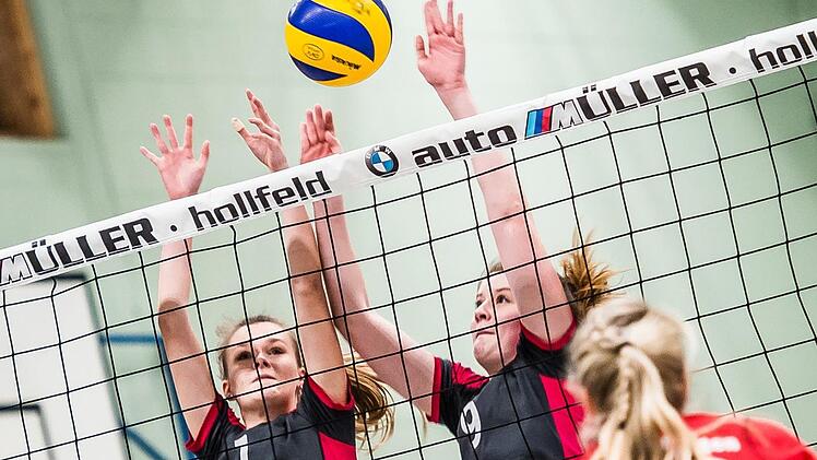 F&uuml;r die Young Volleys - hier Hannah Lauterbach (links) und Sandra Ulrich (rechts) beim Block - wird der Kampf um den Klassenerhalt in der Regionalliga immer schwerer. Foto: Alexander Muck