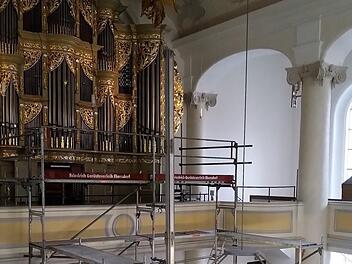 Blick auf das Gerüst, das vor der Orgelempore der Coburger Morizkirche errichtet wurde.  Mit Hilfe eines integrierten Lastenaufzugs  werden die Teile für die geplante Erweiterung der Schuke-Orgel auf die Orgelempore transportiert.Foto: Jochen Berger