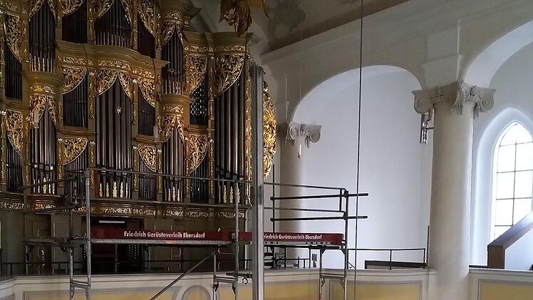 Blick auf das Gerüst, das vor der Orgelempore der Coburger Morizkirche errichtet wurde.  Mit Hilfe eines integrierten Lastenaufzugs  werden die Teile für die geplante Erweiterung der Schuke-Orgel auf die Orgelempore transportiert.Foto: Jochen Berger
